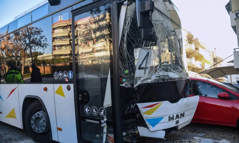 Σοβαρό τροχαίο στη Θεσσαλονίκη: Σύγκρουση αυτοκινήτου με λεωφορείο του ΟΑΣΘ-Ένας τραυματίας